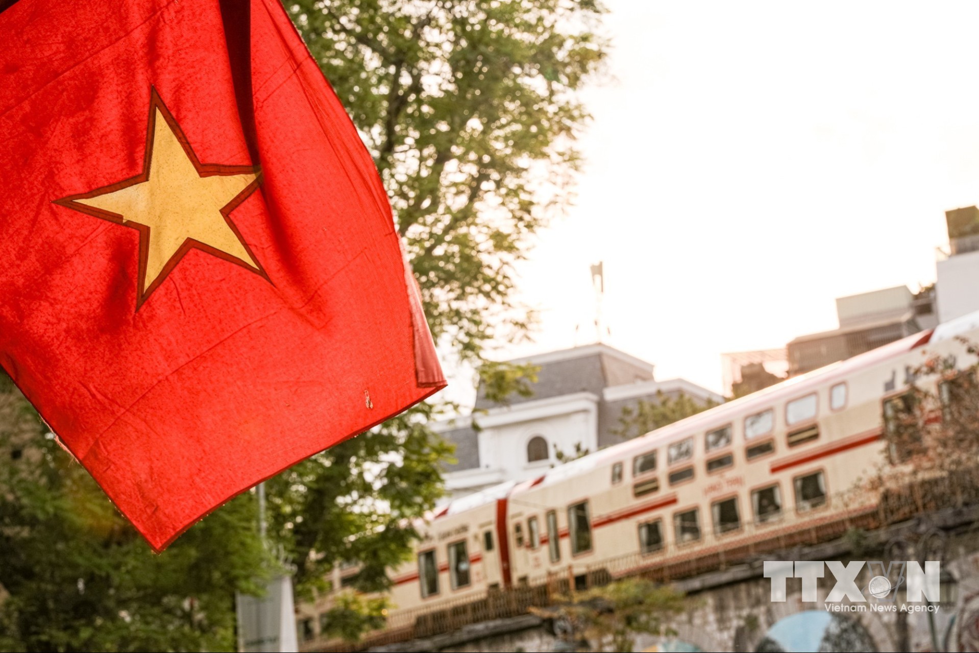 Đoàn tàu trải nghiệm, tạo điểm nhấn thị giác giàu cảm xúc, khơi gợi niềm tự hào về bản sắc văn hóa và lịch sử Hà Nội. (Ảnh: Phạm Tuấn Anh/TTXVN)